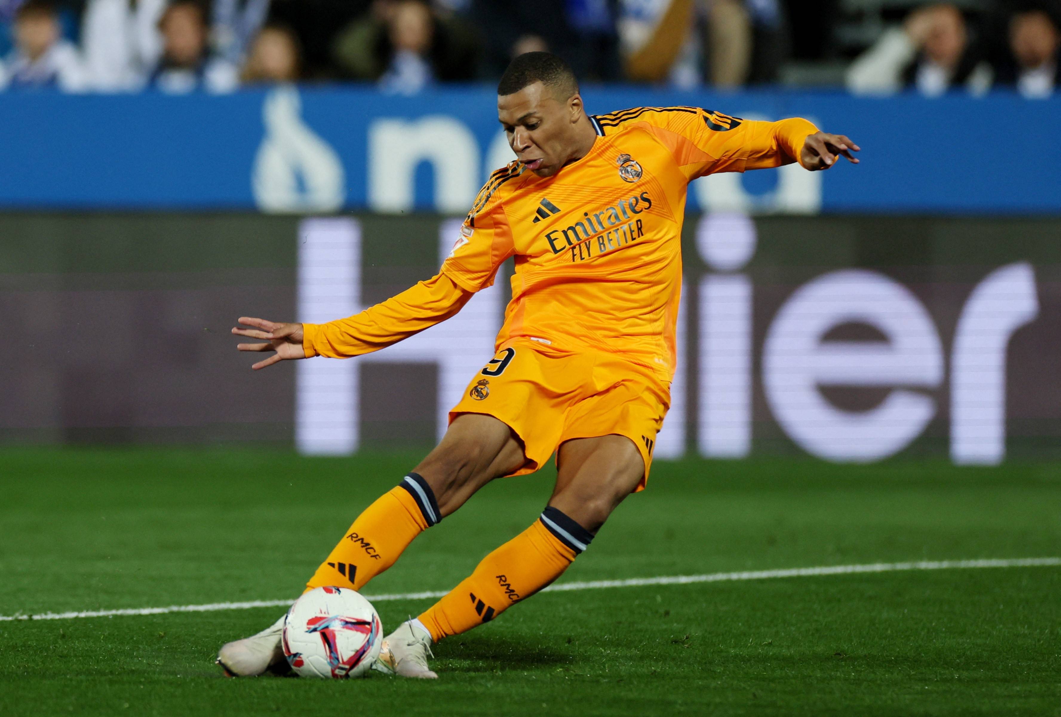 集结日皇家社会调整名单以备国王杯；队长鼓劲环节打磨；球迷炸锅；球探报告显示潜力(优生鼓劲会ppt背景)