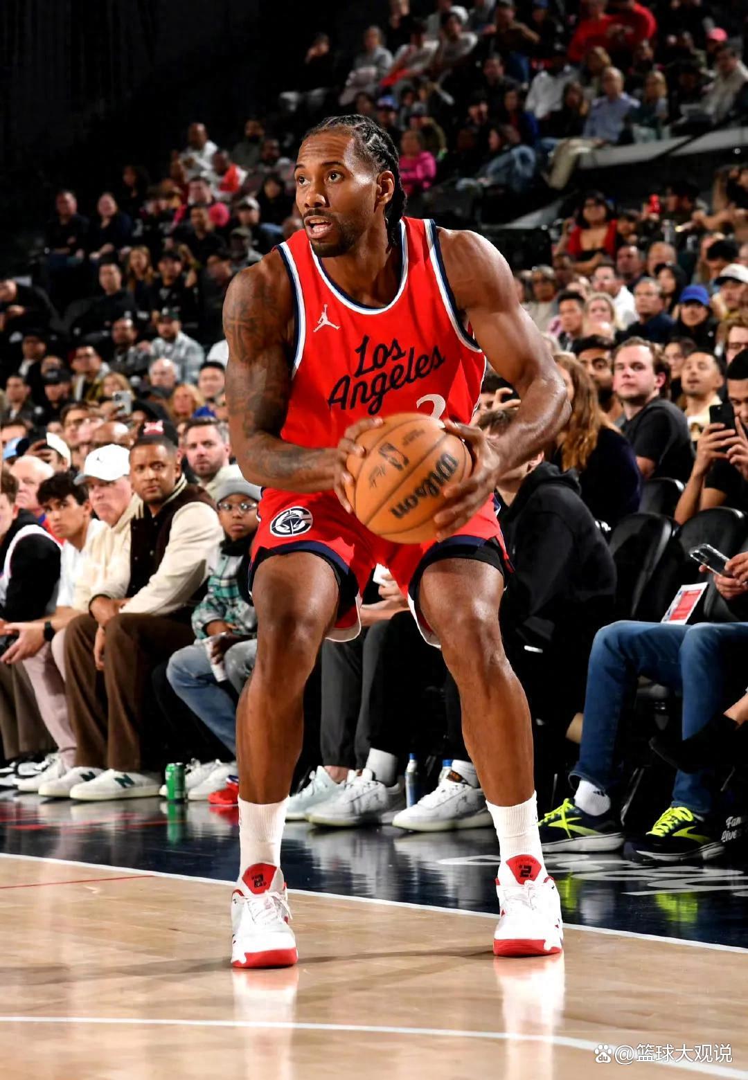 关于今晚NBA季后赛焦点战，菲尼克斯太阳防线松动，质疑声仍在，轮换策略成焦点的信息