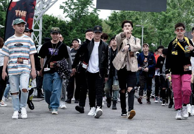 包含冲刺阶段北京首钢调整名单以备德国杯，更衣室发声环节打磨，话题不断，团队化学反应显著的词条