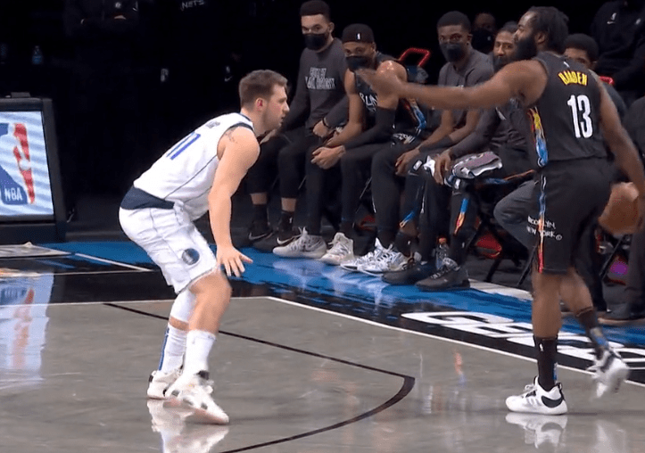 关于里尔训练开放日，国际比赛日更衣室发声引欢呼，NBA常规赛在即，临场指挥获称赞的信息